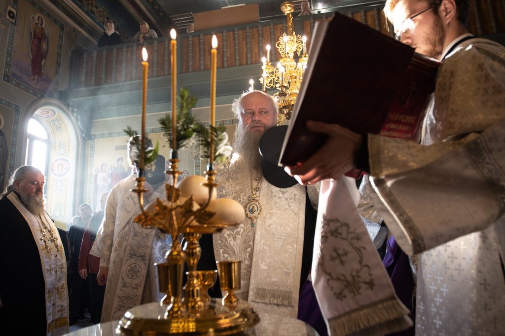 Епископ Лука совершил Рождественское Повечерие и Утреню в кафедральном соборе Рождества Христова в Бердянске