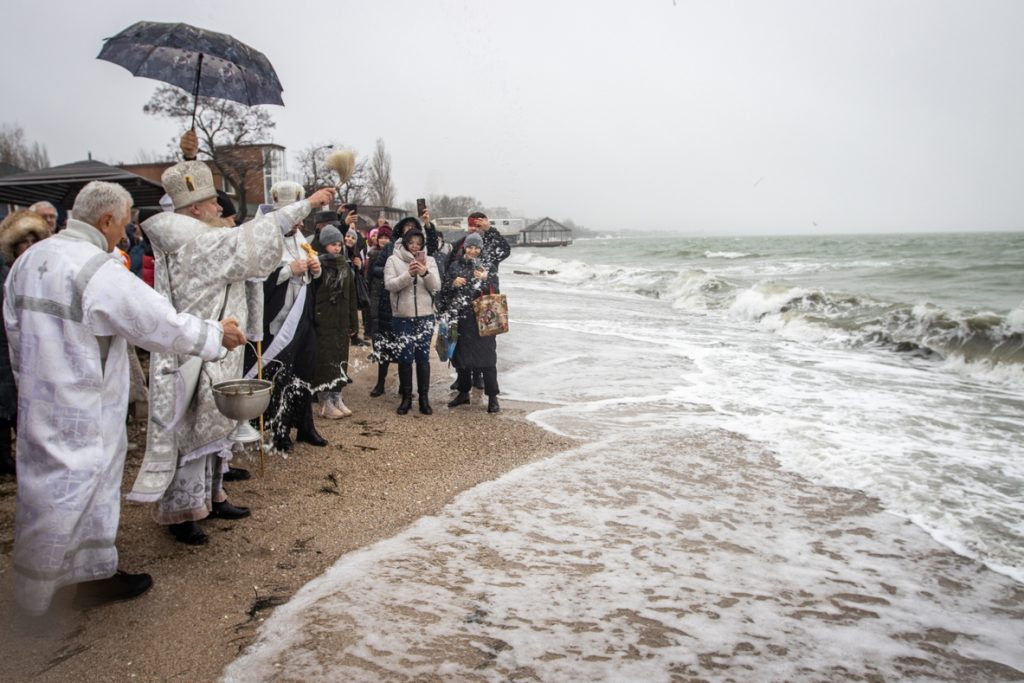 В Бердянске прошел Крестный ход и освящение вод Азовского моря