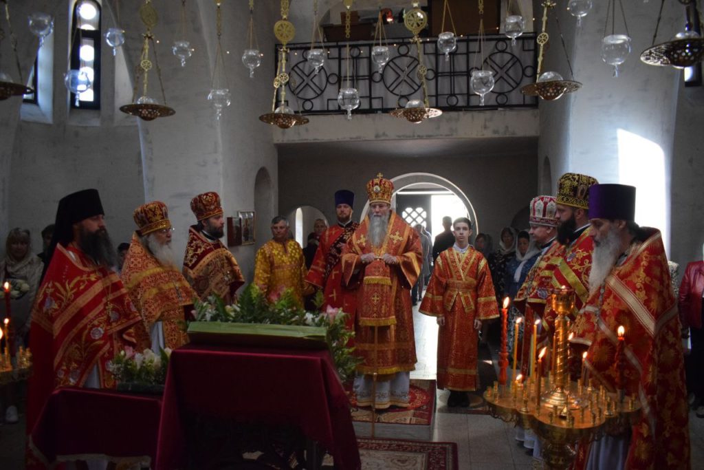 Епископ Феодор посетил больничный храм г.Бердянска и поздравил настоятеля с Днем рождения