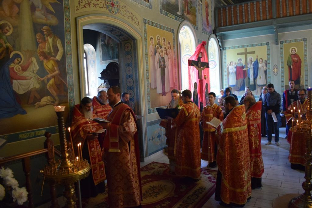 Епископ Феодор возглавил акафистное пение пред чудотворной иконой Божией Матери Троеручица Бердянская