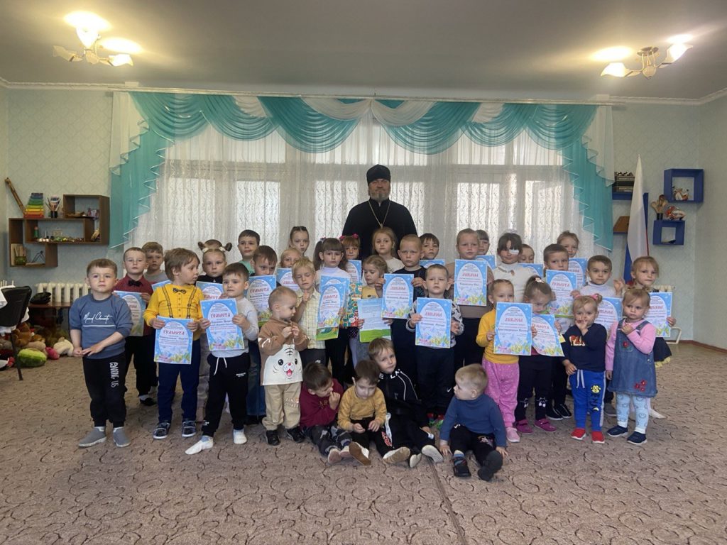 Благочинный Веселовского округа протоиерей Александр Мурашко посетил детские сады «Аленка», и «Светлячок» пгт.Веселое.