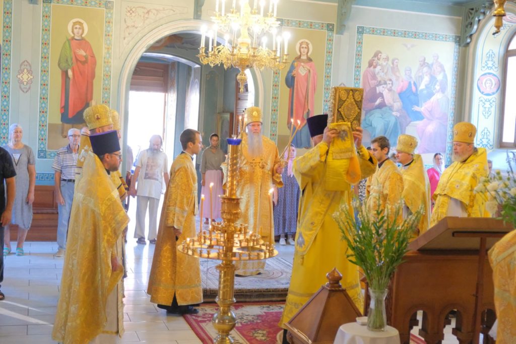 В день празднования памяти святых благоверных князей Петра и Февронии Муромских Преосвященнейший Феодор епископ Бердянский и Приморский возглавил Божественную литургию в кафедральном соборе Рождества Христова г.Бердянска.