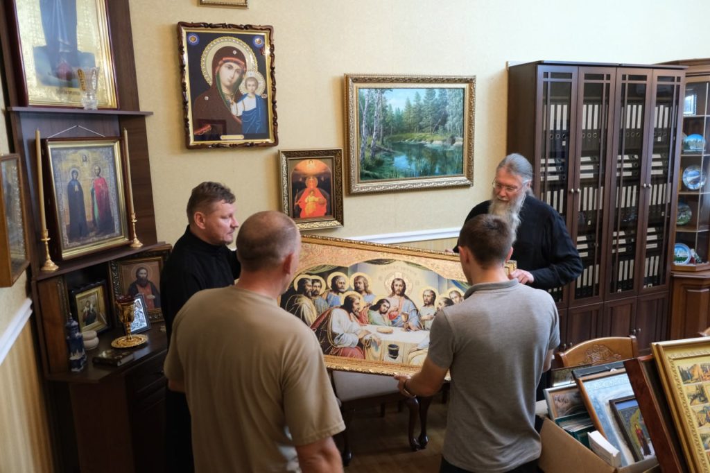 Епископ Бердянский и Приморский Феодор передал для молитвенной комнаты военного подразделения иконы и книги