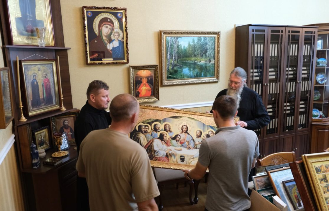 Епископ Бердянский и Приморский Феодор передал для молитвенной комнаты военного подразделения иконы и книги
